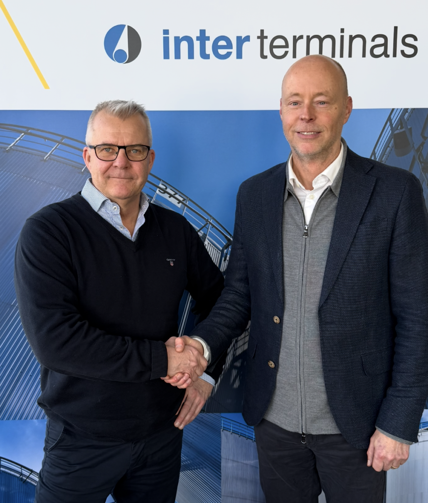 Fredrik Svanbom, vd Gävle Hamn AB, och Johan Zettergren, vd Inter Terminals Sweden AB, vid signeringen av det nya 25-åriga avtalet.