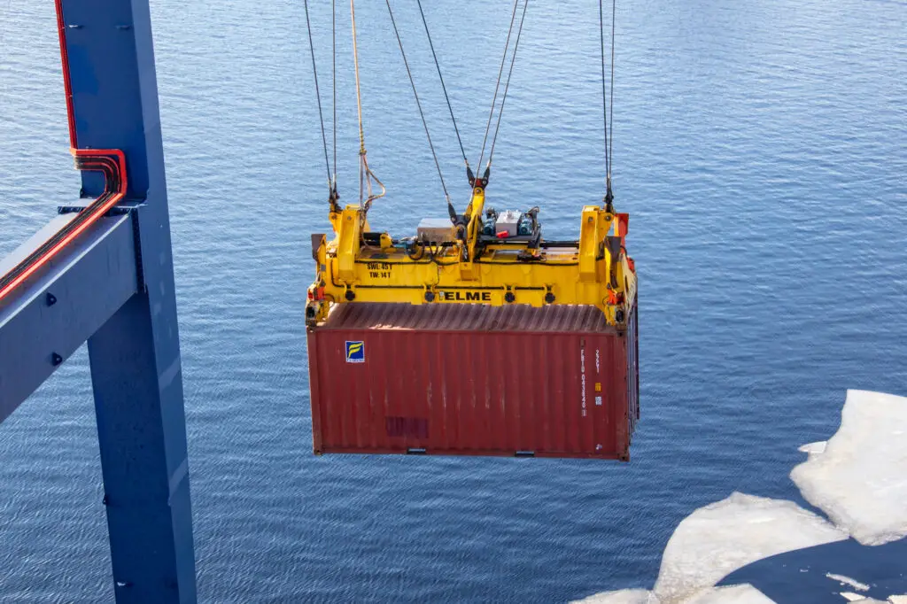 Container lyfts av hamnkran i gävle hamn