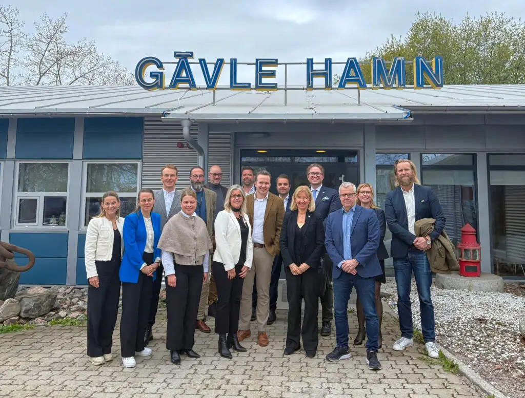 Finlands ambassadör Maimo Henriksson och hennes kollegor i Gävle Hamn. Tillsammans med representanter från Gävle kommun, Mellansvenska Handelskammaren, OX2, Svea Vind Offshore, Gävle Energi, Yilport Nordic, samt Gävle Hamn AB. Finlands honorärkonsul Antti Vainio deltog också och stod värd för besöket.
