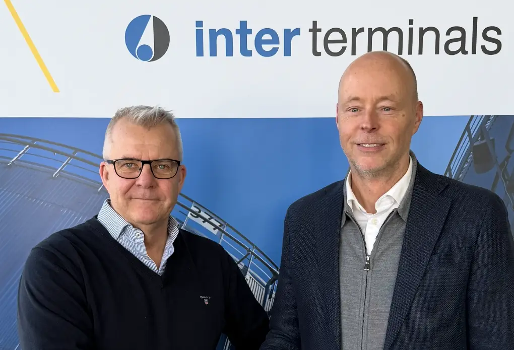 Fredrik Svanbom, vd Gävle Hamn AB, och Johan Zettergren, vd Inter Terminals Sweden AB, vid signeringen av det nya 25-åriga avtalet.
