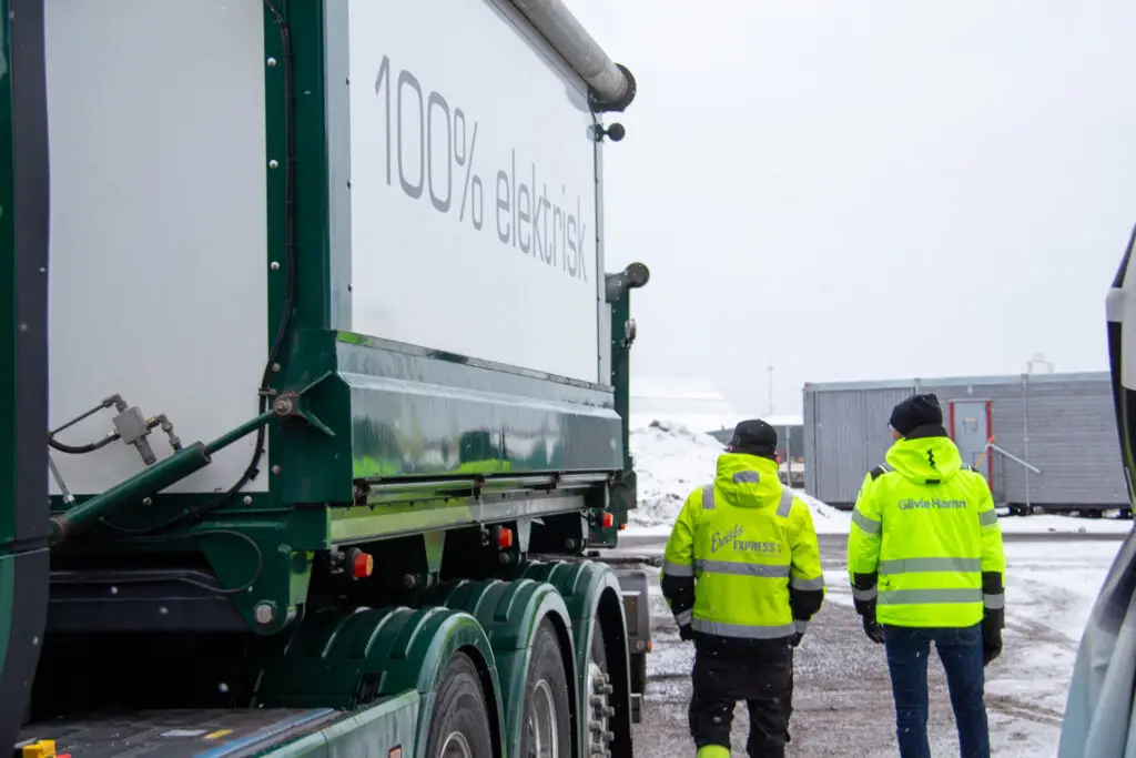 Lastbilens märkning visar att transporten sker med 100% elektrisk drift.