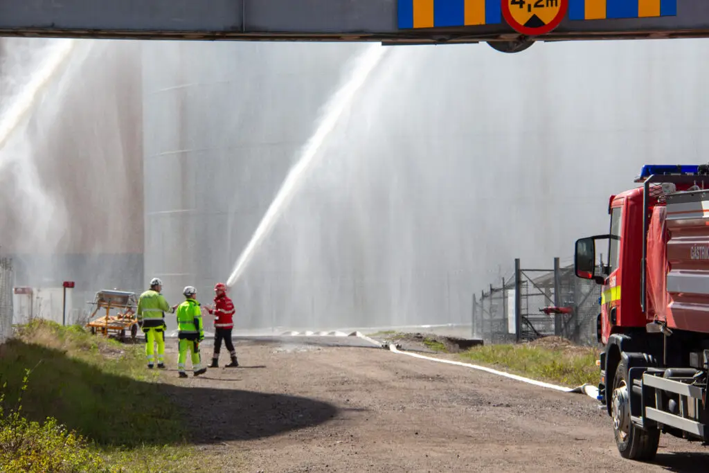 Släckning av en fiktiv cisternbrand i Gävle hamn.