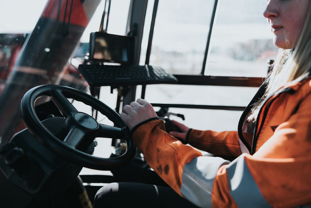 Amelia bakom ratten till containertrucken.