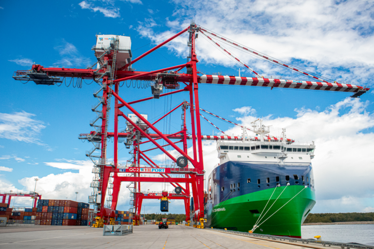 Containerfartyg lägger till vid kajen intill containerkranarna på Yilport Gävles terminal.